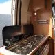 Cuisine compacte avec plaques de cuisson dans un camping-car moderne
