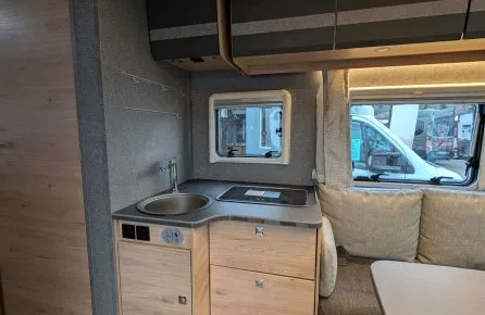 Intérieur d'un camping-car avec kitchenette moderne et coin salon