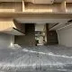 Intérieur d'un camping-car avec lit et rangements en bois clair