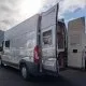 Fourgon aménagé Campérêve avec portes ouvertes sur un parking