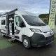 Camping-car blanc Challenger stationné devant un bâtiment Isacar