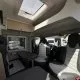 Intérieur d'un camping-car moderne avec sièges et table pliante