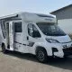 Camping-car Challenger blanc stationné sur un parking