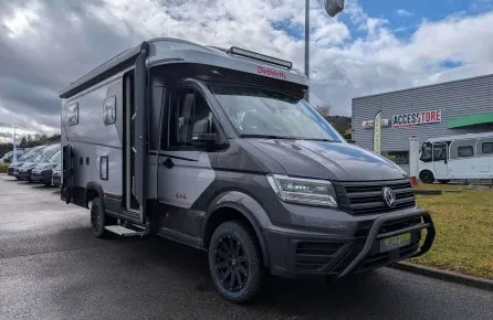 Camping-car Dethleffs 4x4 sur un parking devant un magasin Accesstore
