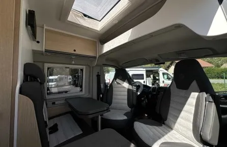 Intérieur d'un camping-car moderne avec sièges et table pliante