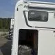 Vue arrière d'un camping-car avec soute ouverte, marque Dethleffs visible