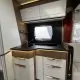 Cuisine moderne de caravane avec placards blancs et éclairage LED