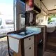 Intérieur d'un camping-car avec kitchenette et rangements en bois