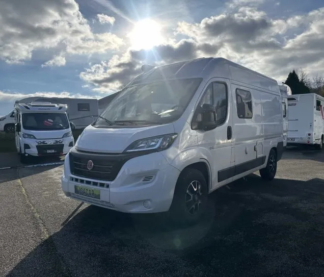 Camping-cars stationnés sur un parking sous un ciel ensoleillé