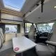 Intérieur d'un camping-car moderne avec sièges et table, éclairage LED