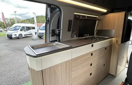 Intérieur de van aménagé avec cuisine moderne et éclairage LED