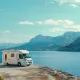 Camping-car stationné au bord d'une falaise avec vue sur la mer et montagnes