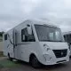Camping-car Fleurette blanc stationné sur un parking