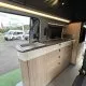 Intérieur de van aménagé avec cuisine moderne et éclairage LED