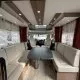 Intérieur d'un camping-car moderne avec sièges en cuir et table centrale