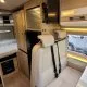 Intérieur d'un camping-car moderne avec sièges en cuir et éclairage LED