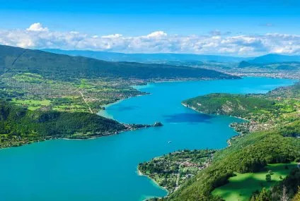 Vue aérienne du lac entouré de montagnes et de forêts verdoyantes