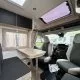 Intérieur d'un camping-car moderne avec sièges et table pliante