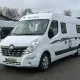 Fourgon aménagé Renault blanc stationné sur un parking