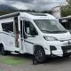 Camping-car Sunlight V66 blanc stationné devant un paysage montagneux