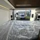 Intérieur d'un camping-car avec lit, vue sur concessionnaire