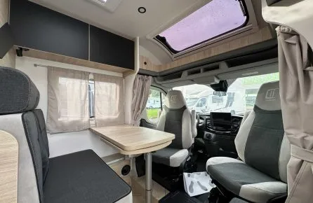 Intérieur d'un camping-car moderne avec sièges et table pliante