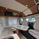 Intérieur d'un camping-car avec table et sièges en cuir beige