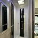 Douche moderne avec éclairage LED et parois en verre dans un espace compact.