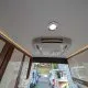 Intérieur d'un camping-car avec éclairage LED et climatiseur au plafond