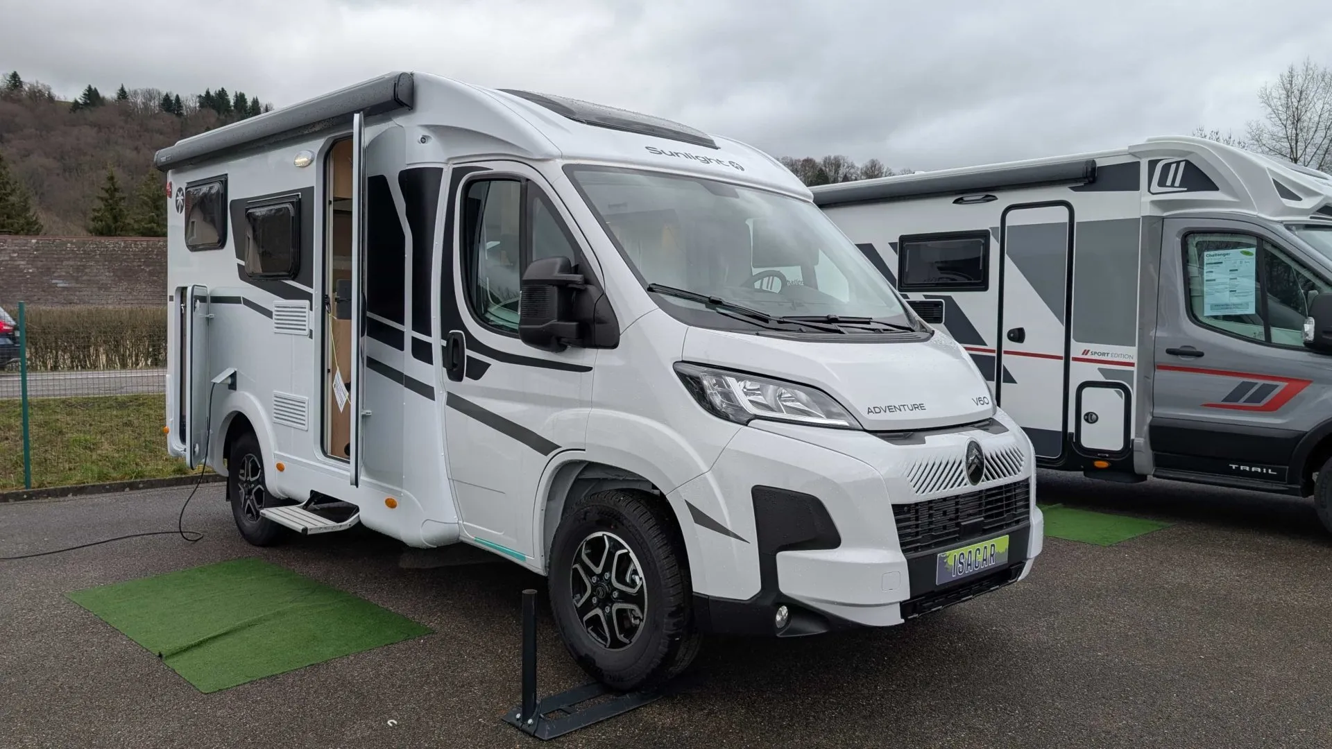 Camping-car blanc Sunlight T68 stationné sur un parking