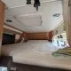Intérieur d'un camping-car avec lit escamotable et éclairage intégré