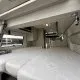 Intérieur d'un van aménagé avec lit et rangements en bois clair