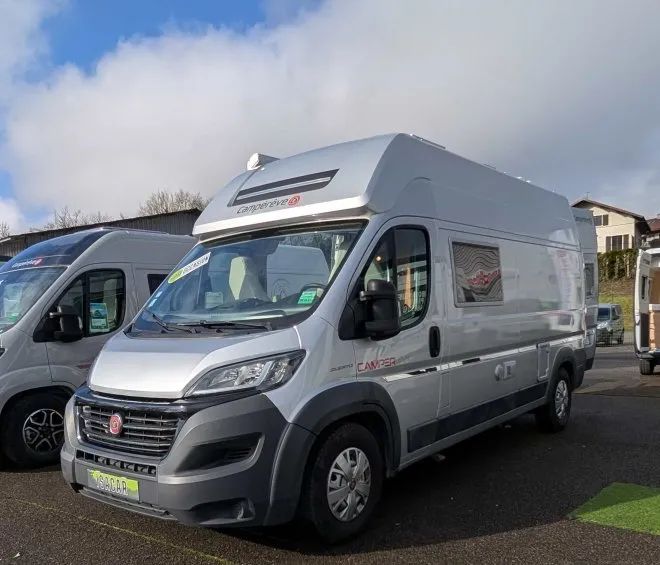 Camping-car Camperêve garé sur un parking extérieur