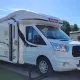 Camping-car Challenger blanc stationné en extérieur