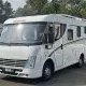 Camping-car Dethleffs blanc stationné sur un parking, modèle d'occasion.