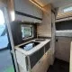Intérieur moderne d'un camping-car avec cuisine équipée et éclairage LED