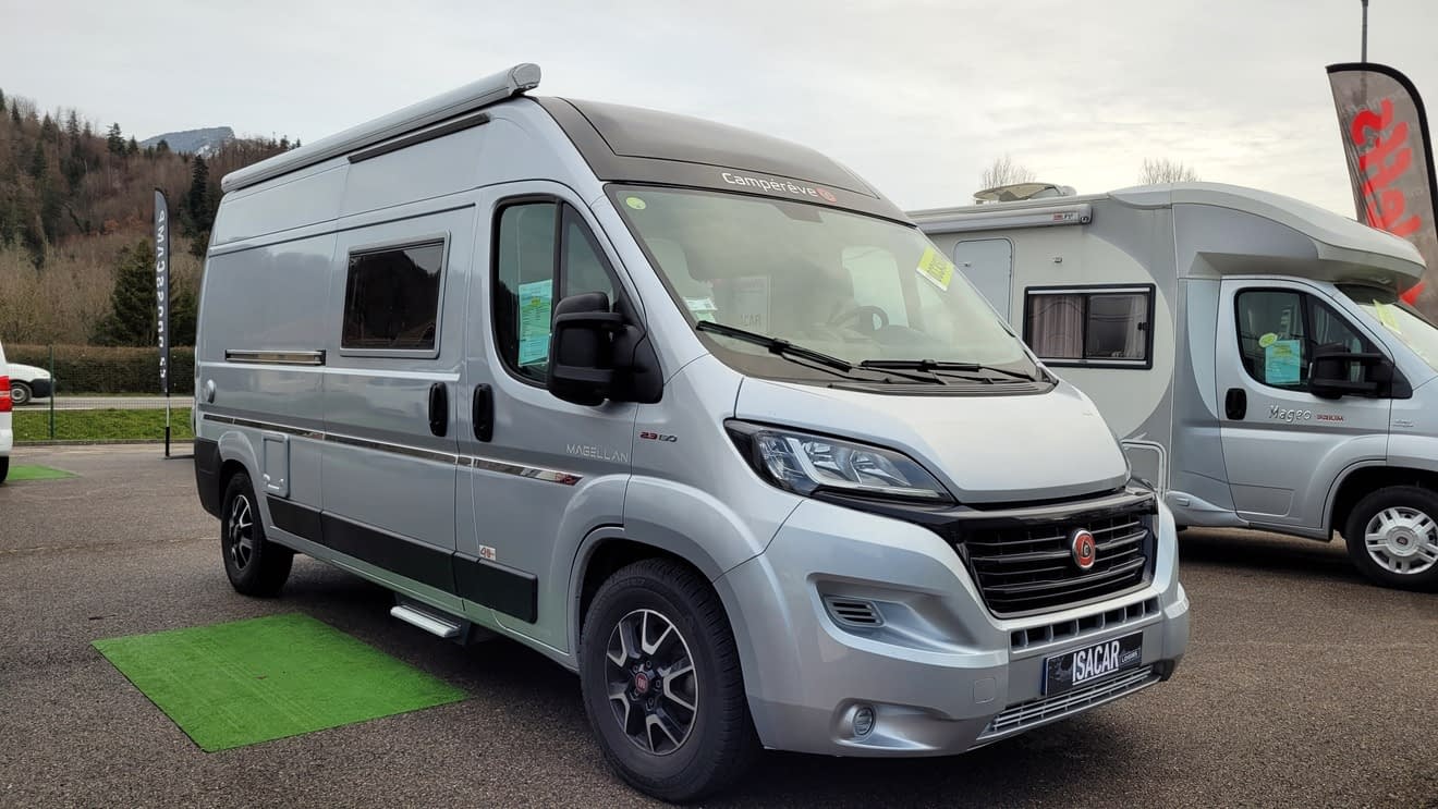 Camping-car Campérêve Magellan stationné en extérieur