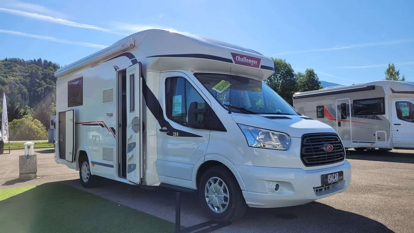 Camping-car Challenger blanc stationné en extérieur