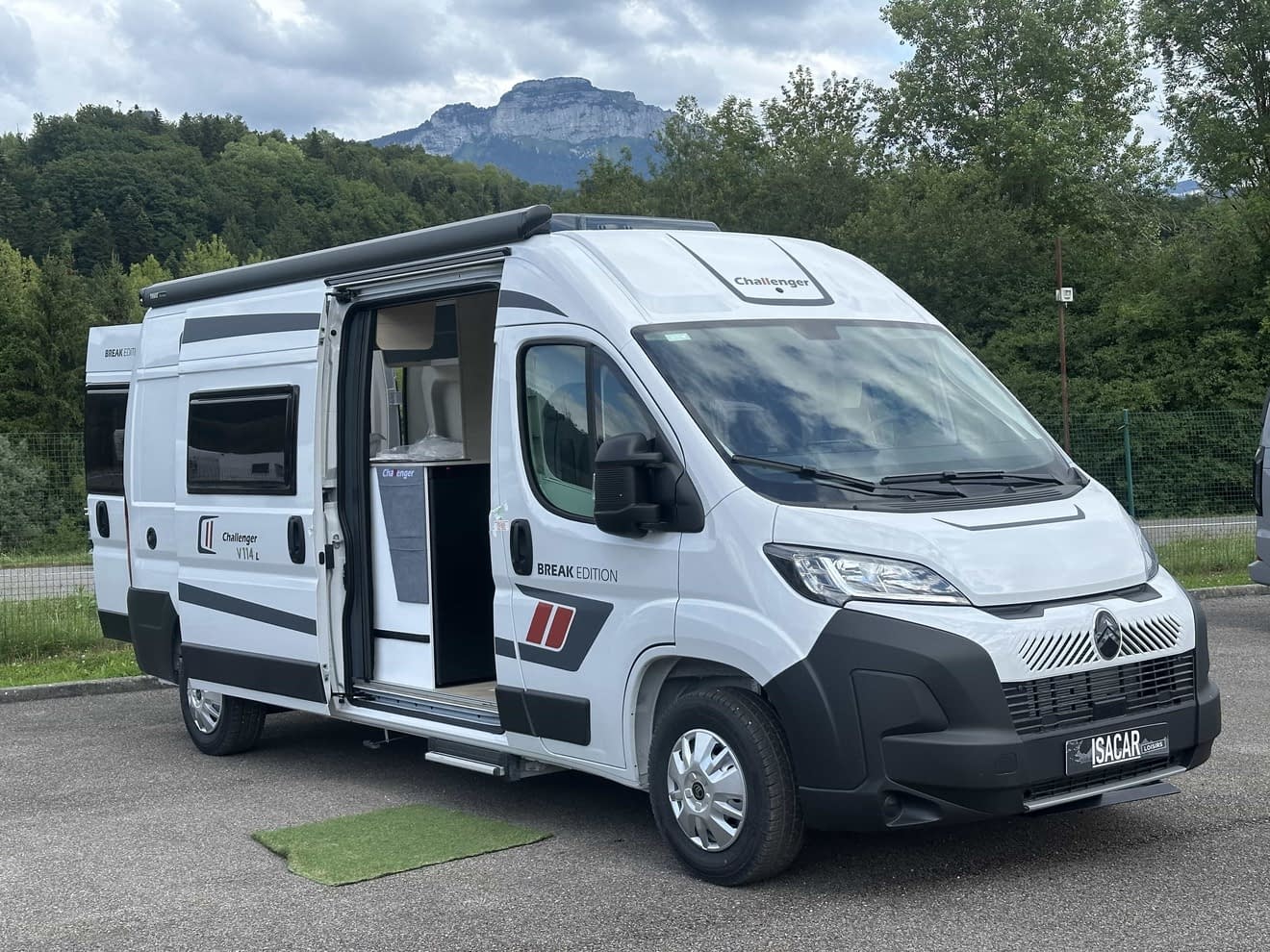 Camping-car Challenger V114L Break Edition stationné en extérieur