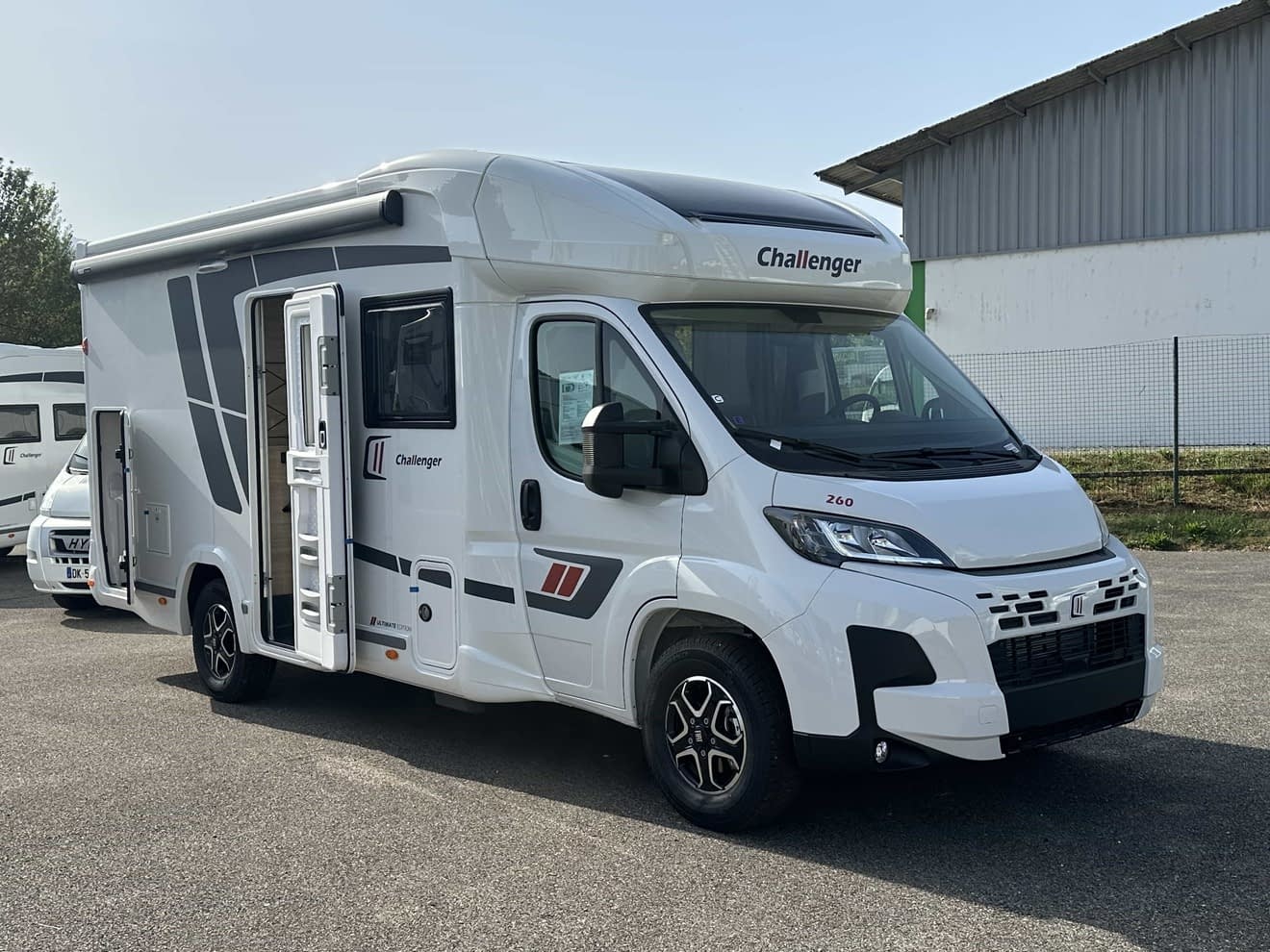 Camping-car Challenger blanc stationné sur un parking