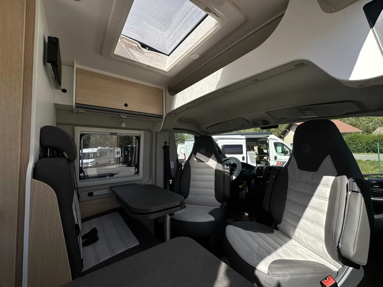 Intérieur d'un camping-car moderne avec sièges et table pliante