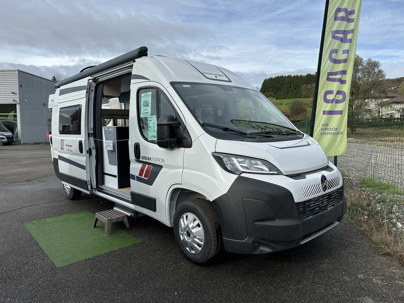 Camping-car blanc Challenger stationné devant un bâtiment Isacar
