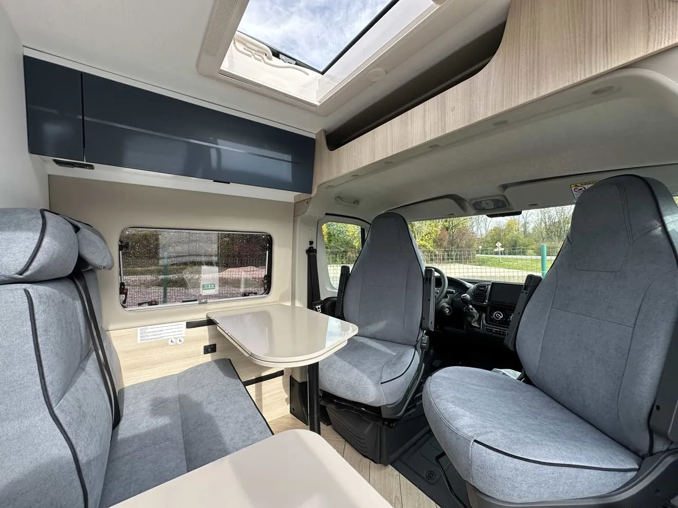 Intérieur d'un camping-car moderne avec sièges et table pliante
