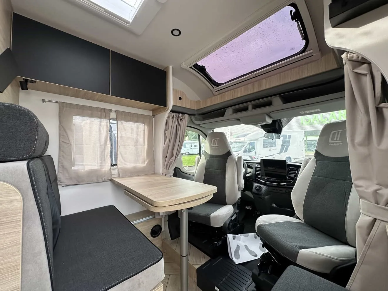 Intérieur d'un camping-car moderne avec sièges et table pliante