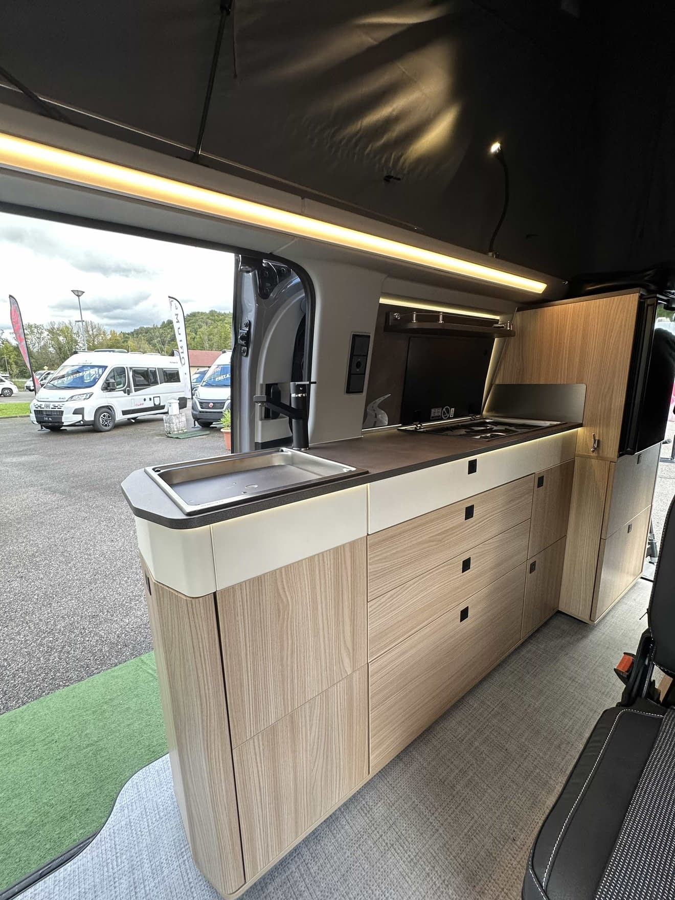 Intérieur de van aménagé avec cuisine moderne et éclairage LED